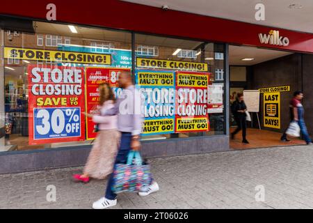 Wembley, Middlesex, Regno Unito. 4 ottobre 2023. Negli ultimi giorni ha fatto trading per il negozio Wilko a Wembley High Road, con scaffali in gran parte vuoti e la filiale che vende i suoi pochi articoli rimanenti per grandi riduzioni. Il rivenditore del Regno Unito, precedentemente Wilkinson hardware Stores, ha annunciato il 10 agosto 2023 che stava entrando in amministrazione con tutti i 400 negozi di Wilko che chiudevano all'inizio di ottobre lasciando 12.500 membri del personale in esubero. Foto di Amanda Rose/Alamy Live News Foto Stock