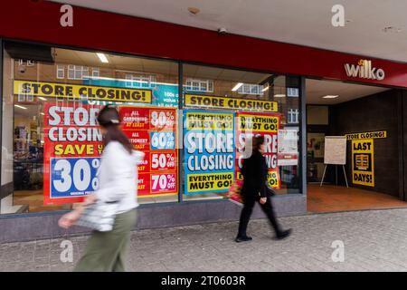 Wembley, Middlesex, Regno Unito. 4 ottobre 2023. Negli ultimi giorni ha fatto trading per il negozio Wilko a Wembley High Road, con scaffali in gran parte vuoti e la filiale che vende i suoi pochi articoli rimanenti per grandi riduzioni. Il rivenditore del Regno Unito, precedentemente Wilkinson hardware Stores, ha annunciato il 10 agosto 2023 che stava entrando in amministrazione con tutti i 400 negozi di Wilko che chiudevano all'inizio di ottobre lasciando 12.500 membri del personale in esubero. Foto di Amanda Rose/Alamy Live News Foto Stock