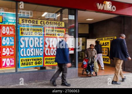 Wembley, Middlesex, Regno Unito. 4 ottobre 2023. Negli ultimi giorni ha fatto trading per il negozio Wilko a Wembley High Road, con scaffali in gran parte vuoti e la filiale che vende i suoi pochi articoli rimanenti per grandi riduzioni. Il rivenditore del Regno Unito, precedentemente Wilkinson hardware Stores, ha annunciato il 10 agosto 2023 che stava entrando in amministrazione con tutti i 400 negozi di Wilko che chiudevano all'inizio di ottobre lasciando 12.500 membri del personale in esubero. Foto di Amanda Rose/Alamy Live News Foto Stock