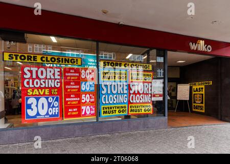 Wembley, Middlesex, Regno Unito. 4 ottobre 2023. Negli ultimi giorni ha fatto trading per il negozio Wilko a Wembley High Road, con scaffali in gran parte vuoti e la filiale che vende i suoi pochi articoli rimanenti per grandi riduzioni. Il rivenditore del Regno Unito, precedentemente Wilkinson hardware Stores, ha annunciato il 10 agosto 2023 che stava entrando in amministrazione con tutti i 400 negozi di Wilko che chiudevano all'inizio di ottobre lasciando 12.500 membri del personale in esubero. Foto di Amanda Rose/Alamy Live News Foto Stock