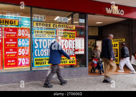 Wembley, Middlesex, Regno Unito. 4 ottobre 2023. Negli ultimi giorni ha fatto trading per il negozio Wilko a Wembley High Road, con scaffali in gran parte vuoti e la filiale che vende i suoi pochi articoli rimanenti per grandi riduzioni. Il rivenditore del Regno Unito, precedentemente Wilkinson hardware Stores, ha annunciato il 10 agosto 2023 che stava entrando in amministrazione con tutti i 400 negozi di Wilko che chiudevano all'inizio di ottobre lasciando 12.500 membri del personale in esubero. Foto di Amanda Rose/Alamy Live News Foto Stock