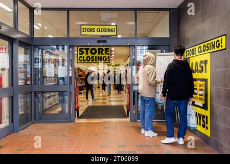 Wembley, Middlesex, Regno Unito. 4 ottobre 2023. Gli acquirenti leggono la bacheca fuori dal negozio Wilko a Wembley High Road. Il rivenditore del Regno Unito, precedentemente Wilkinson hardware Stores, ha annunciato il 10 agosto 2023 che stava entrando in amministrazione con tutti i 400 negozi di Wilko che chiudevano all'inizio di ottobre lasciando 12.500 membri del personale in esubero. Foto di Amanda Rose/Alamy Live News Foto Stock