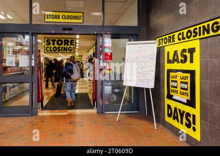 Wembley, Middlesex, Regno Unito. 4 ottobre 2023. Negli ultimi giorni ha fatto trading per il negozio Wilko a Wembley High Road, con scaffali in gran parte vuoti e la filiale che vende i suoi pochi articoli rimanenti per grandi riduzioni. Il rivenditore del Regno Unito, precedentemente Wilkinson hardware Stores, ha annunciato il 10 agosto 2023 che stava entrando in amministrazione con tutti i 400 negozi di Wilko che chiudevano all'inizio di ottobre lasciando 12.500 membri del personale in esubero. Foto di Amanda Rose/Alamy Live News Foto Stock