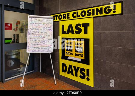 Wembley, Middlesex, Regno Unito. 4 ottobre 2023. Bacheca davanti al negozio Wilko a Wembley High Road. Il rivenditore del Regno Unito, precedentemente Wilkinson hardware Stores, ha annunciato il 10 agosto 2023 che stava entrando in amministrazione con tutti i 400 negozi di Wilko che chiudevano all'inizio di ottobre lasciando 12.500 membri del personale in esubero. Foto di Amanda Rose/Alamy Live News Foto Stock