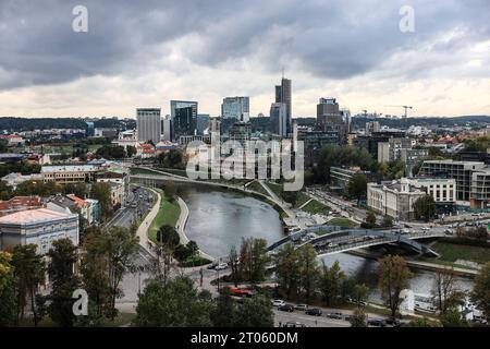 4 ottobre 2023, Lituania, Vilnius: Il quartiere degli affari della capitale della Lituania. Il ministro della Renania settentrionale-Vestfalia, il presidente Wüst, visita la Lituania per due giorni. Foto: Oliver Berg/dpa Foto Stock