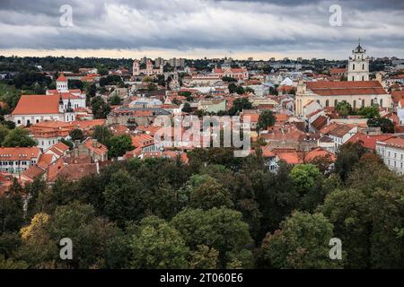 4 ottobre 2023, Lituania, Vilnius: Vista della città vecchia. Il ministro della Renania settentrionale-Vestfalia, il presidente Wüst, visita la Lituania per due giorni. Foto: Oliver Berg/dpa Foto Stock