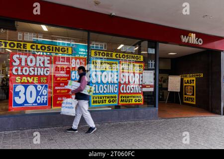 Wembley, Middlesex, Regno Unito. 4 ottobre 2023. Negli ultimi giorni ha fatto trading per il negozio Wilko a Wembley High Road, con scaffali in gran parte vuoti e la filiale che vende i suoi pochi articoli rimanenti per grandi riduzioni. Il rivenditore del Regno Unito, precedentemente Wilkinson hardware Stores, ha annunciato il 10 agosto 2023 che stava entrando in amministrazione con tutti i 400 negozi di Wilko che chiudevano all'inizio di ottobre lasciando 12.500 membri del personale in esubero. Foto di Amanda Rose/Alamy Live News Foto Stock