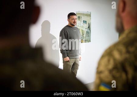 Kharkiv, Ucraina. 3 ottobre 2023. Il presidente ucraino Volodymyr Zelenskyy consegna premi militari ai soldati durante una visita in prima linea, il 3 ottobre 2023 a Charkiv, Ucraina. Credito: Ucraina Presidenza/Ufficio stampa presidenziale ucraino/Alamy Live News Foto Stock