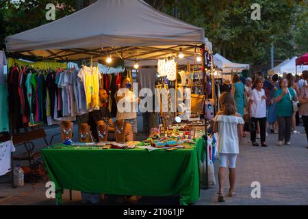 MARIA DE LA SALUT, MALLORCA, SPAGNA - 10 AGOSTO 2018: T-shirt e gioielli in vendita nella Fiera notturna del pomodoro "Ramellet" a Maria de la Salut Foto Stock