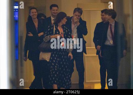 Liam Booth-Smith Looking Tired, insieme a Lisa Lovering nell'ultimo giorno della Conferenza del Partito Conservatore al Manchester Central Convention Complex, Manchester mercoledì 4 ottobre 2023. (Foto: Pat Scaasi | mi News) crediti: MI News & Sport /Alamy Live News Foto Stock