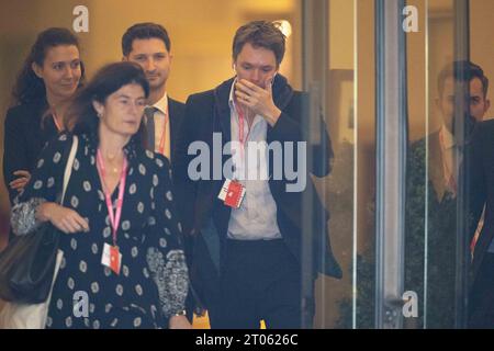 Liam Booth-Smith Looking Tired, insieme a Lisa Lovering nell'ultimo giorno della Conferenza del Partito Conservatore al Manchester Central Convention Complex, Manchester mercoledì 4 ottobre 2023. (Foto: Pat Scaasi | mi News) crediti: MI News & Sport /Alamy Live News Foto Stock