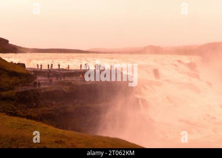 Turismo islandese; turisti alla cascata Gullfoss Islanda ijn la mattina, una grande e famosa cascata durante il tour del cerchio d'Oro, Reykjavik, Islanda Foto Stock