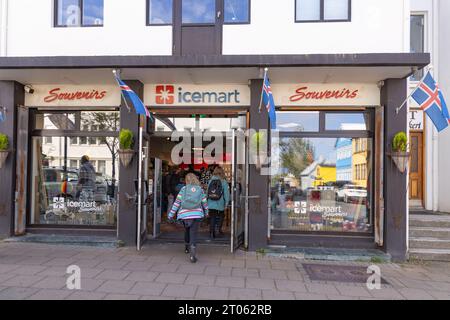 Regali e souvenir Islanda - turisti che entrano in un negozio di souvenir Icemart che vende regali e souvenir dall'Islanda. Turismo islandese. Foto Stock