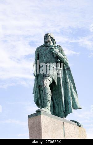 Statua di Leif Erikson - al Hallgrímskirkja, Reykajavik. esploratore norreno del X secolo, primo europeo a mettere piede in Nord America. Reykjavik Islanda Foto Stock