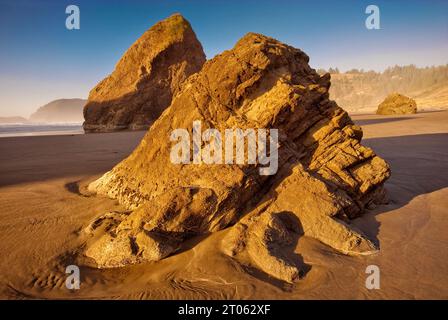 Rocce sulla spiaggia di Meyers Creek nel Pistol River state Park, Oregon, Stati Uniti Foto Stock