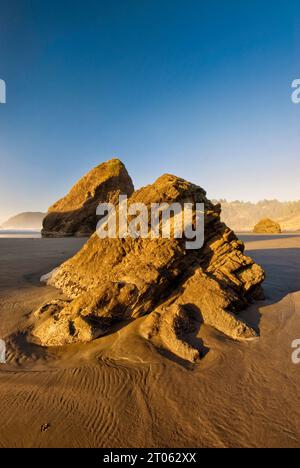 Rocce sulla spiaggia di Meyers Creek nel Pistol River state Park, Oregon, Stati Uniti Foto Stock