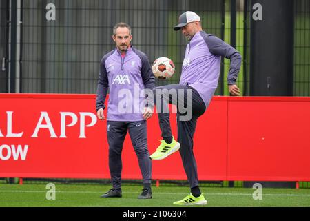 Kirkby, Regno Unito. 4 ottobre 2023. Il manager di Klopp al largo di Liverpool giocherà con la palla durante la sessione di formazione dell'Europa League presso l'AXA Training Centre, Kirkby, Regno Unito, il 4 ottobre 2023 (foto di Steve Flynn/News Images) a Kirkby, Regno Unito il 10/4/2023 Jürgen. (Foto di Steve Flynn/News Images/Sipa USA) credito: SIPA USA/Alamy Live News Foto Stock