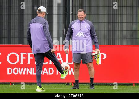 John Achterberg, allenatore di portieri del Liverpool, osserva come il manager di Jürgen Klopp al largo del Liverpool giocherà con la palla durante la sessione di formazione dell'Europa League presso l'AXA Training Centre, Kirkby, Regno Unito, il 4 ottobre 2023 (foto di Steve Flynn/News Images) Foto Stock