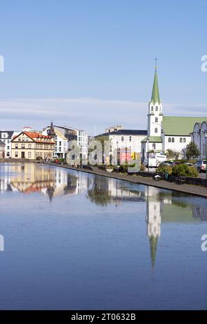 Splendido paesaggio; lago Tjornin Reykjavik Islanda. Un lago nel centro della città di Reykjavik in estate; Islanda Europa. Viaggiare. Foto Stock