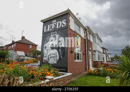 Un murale intitolato "Mr Leeds" fuori dallo stadio Elland Road rende omaggio a Eddie Gray in vista della partita del campionato Sky Bet Leeds United vs Queens Park Rangers a Elland Road, Leeds, Regno Unito, 4 ottobre 2023 (foto di James Heaton/News Images) Foto Stock