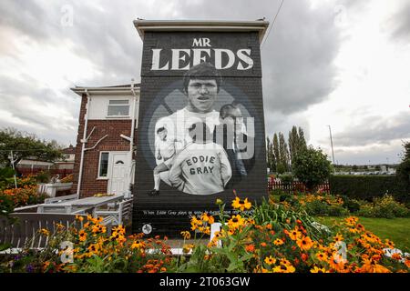 Un murale intitolato "Mr Leeds" fuori dallo stadio Elland Road rende omaggio a Eddie Gray in vista della partita del campionato Sky Bet Leeds United vs Queens Park Rangers a Elland Road, Leeds, Regno Unito, 4 ottobre 2023 (foto di James Heaton/News Images) Foto Stock