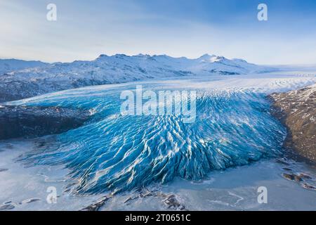 Vista aerea sulla lingua ghiacciata Falljökull in inverno, uno dei numerosi ghiacciai di sbocco del ghiacciaio Vatnajökull / Vatna, la più grande calotta glaciale dell'Islanda, Austurland Foto Stock