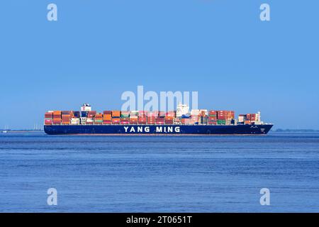 Nave portacontainer cinese Yang Ming YM Wreath caricata con container nel Mare del Nord, battendo bandiera di Hong Kong, Cina Foto Stock