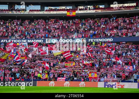 Madrid, Spagna. 4 ottobre 2023. Madrid - tifosi dell'Atletico Madrid durante la seconda tappa della fase a gironi della UEFA Champions League tra Atletico Madrid e Feyenoord all'Estadio Metropolitano il 4 ottobre 2023 a Madrid, Spagna. Credito: Immagini da Box a Box/Alamy Live News Foto Stock