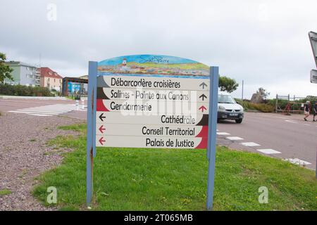 Segnaletica stradale colorata a St Pierre, Francia Foto Stock