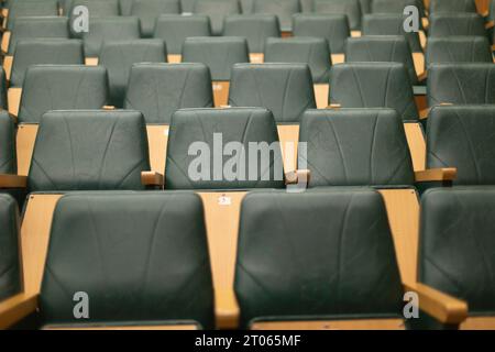 Posti a sedere vuoti nella hall. File di sedili. Classe per studenti. Sala degli spettacoli. Foto Stock