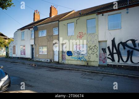 Abbandonata e abbordata su case a terrazze a Cromwell Road, Peterborough Foto Stock