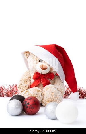 Orsacchiotto che indossa un cappello da Babbo Natale in una scena natalizia Foto Stock