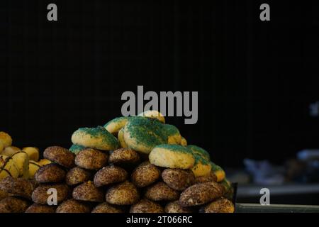 Biscotti nella finestra della panetteria. Dolci biscotti. biscotti con gocce di cioccolato. Foto Stock