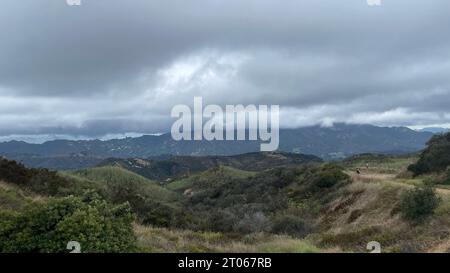 Cieli nuvolosi e piogge leggere nelle montagne di Santa monica a Los Angeles, California, vicino a Eagle Rock. Foto Stock