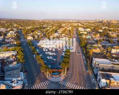 Venice Beach, California, foto scattate durante il tramonto in autunno. Cieli parzialmente nuvolosi con vista sulla passerella della spiaggia di venezia, palme, oceano pacifico, Foto Stock