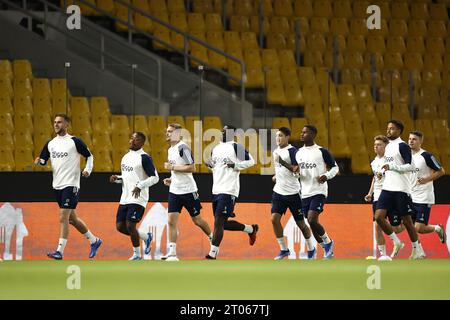 ATENE - (l-r) Branco van den Boomen di Ajax, Steven Bergwijn di Ajax, Kenneth Taylor di Ajax, Brian Brobbey di Ajax, Gaston Avila di Ajax, Jorrel Hato di Ajax, Devyne Rensch di Ajax, Anton Gaaei dell'Ajax durante la sessione di allenamento precedente alla partita di UEFA Europa League contro l'AEK Atene all'OPAP Arena il 4 ottobre 2023 ad Atene, in Grecia. ANP MAURICE VAN STEEN Foto Stock