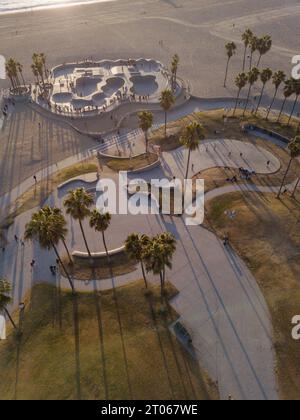 Foto aeree del Venice Beach Skate Park scattate con un drone al tramonto. Lunghe ombre di palme e skateboarder. Foto Stock