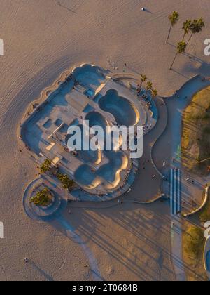 Foto aeree del Venice Beach Skate Park scattate con un drone al tramonto. Lunghe ombre di palme e skateboarder. Foto Stock