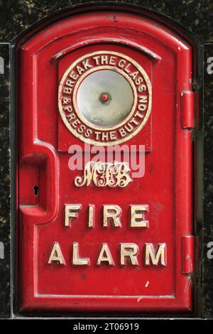 981 scatola di allarme antincendio in ghisa verniciata in rosso degli anni '1900 della MFB-Metropolitan Fire Brigade. Melbourne-Australia. Foto Stock