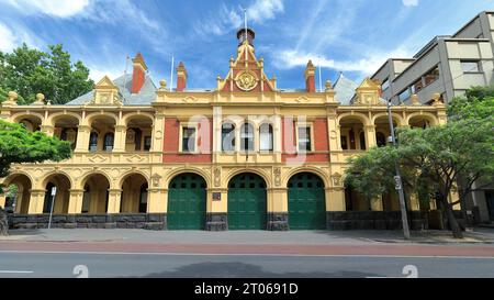 Sito patrimonio dell'umanità del 984, ex stazione dei vigili del fuoco di Eastern Hill sulla Victoria Parade, costruita nel 1893 d.C. in stile Queen Anne. Melbourne-Australia. Foto Stock