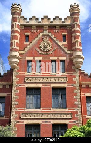 988 Torre centrale con torrette angolari dell'ex Salvation Army Training College sulla Victoria Parade. Melbourne-Australia. Foto Stock