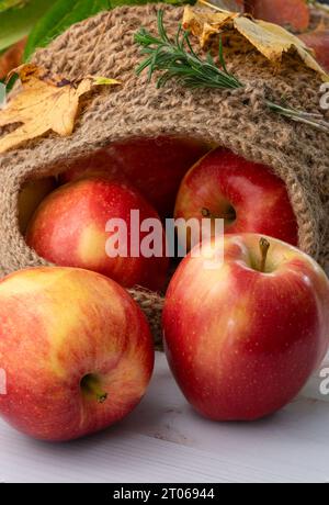 Mele rosse in cesto intrecciato a mano, da vicino. Foto Stock