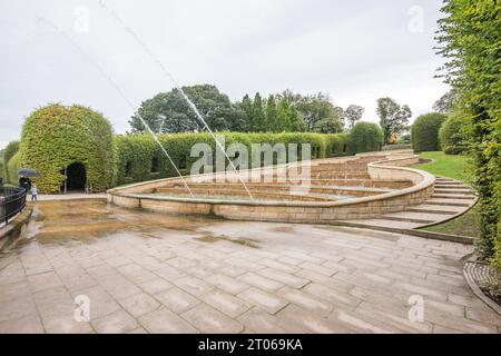 La Grand Cascade, una famosa attrazione acquatica degli Alnwick Gardens Northumberland, è il fulcro dei giardini. Foto Stock