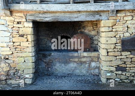 Forno comune nella frazione di Urval nella regione francese della Dordogna. Il sito del forno risale ai tempi feudali e alle usanze del Medioevo. Foto Stock