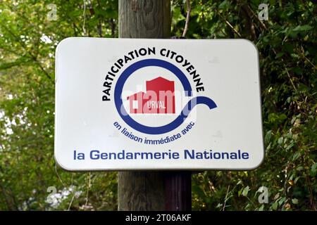 Un cartello stradale nella frazione di Urval, Dordogna, Francia, per dire che questo villaggio partecipa a uno schema simile al UK Neighbourhood Watch. Foto Stock