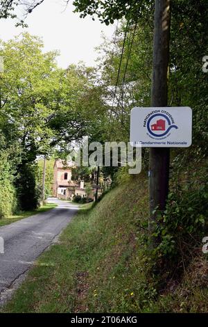 Un cartello stradale nella frazione di Urval, Dordogna, Francia, per dire che questo villaggio partecipa a uno schema simile al UK Neighbourhood Watch. Foto Stock