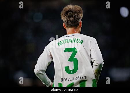 Juan Miranda durante la partita della Liga 23/24 tra il Real Betis e il Valencia CF all'Estadio Benito Villamarin di Siviglia. (Maciej Rogowski) Foto Stock