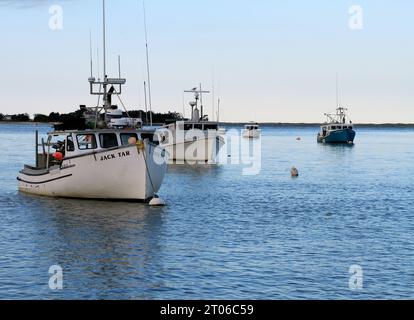 Pescherecci da traino commerciali ancorati a Chatham Harbor, Chatham, Massachusetts, a Cape Cod Foto Stock