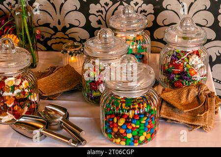vasetti di diversi dolci e caramelle Foto Stock