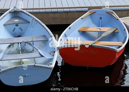 Barche a remi ormeggiate in un molo a Rockport Harbor, Maine Foto Stock